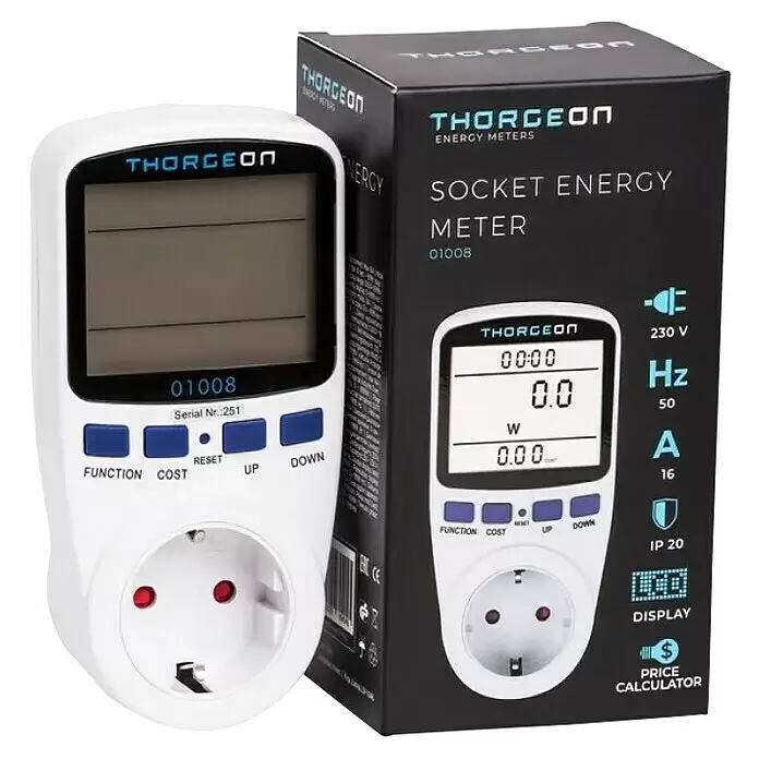 Thorgeon Energiekosten-Messgerät - Display, 230 V, Max. Anschlussleistung: 3.680 W - Weißes THORGEON Steckdosen-Energiemessgerät mit Digitalanzeige, blauen Tasten und europäischer Steckdose, neben seiner schwarzen Verpackung.