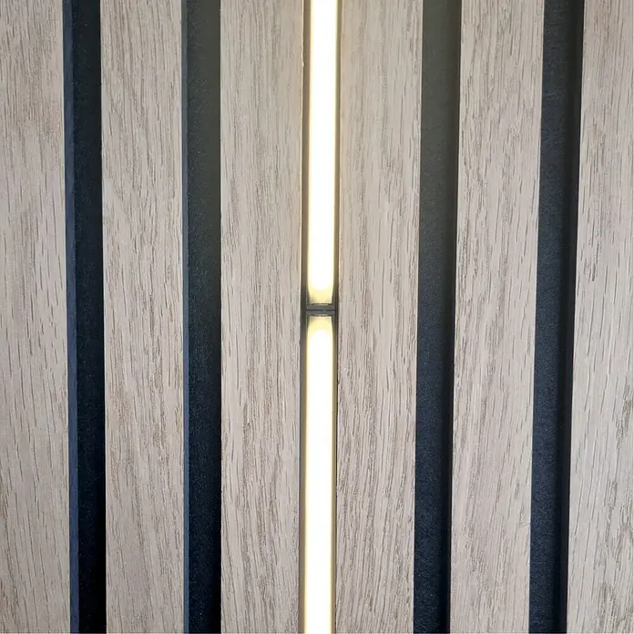 Direct Signs LED-Band-Set 2 x 1m LED-Lichtleisten für Akustikpaneele - Länge: 203 cm, Lichtfarbe: Neutralweiß, 12 W, 840 lm, 24 V - Paneelwand mit Holzlatten und integrierter LED-Beleuchtung. Die Holzpaneele erzeugen eine warme und moderne Atmosphäre im Raum.