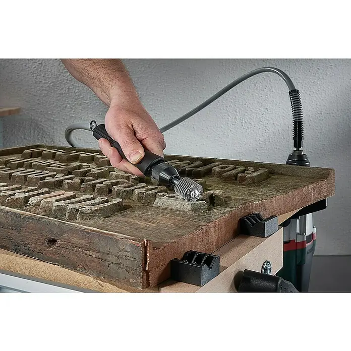 Wolfcraft Fächerschleifer - Körnung: 150, Arbeitsdurchmesser: 60 mm - Handwerker verwendet eine biegsame Welle zum Schleifen einer Holztafel. Vielseitiges Werkzeug für feine Detailarbeiten und Holzbearbeitung.