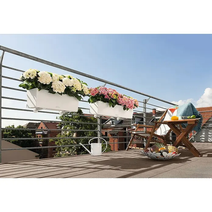 Lechuza Color Balkonkasten Balconera - Max. Außenlänge: 79 cm, Weiß - Balkon mit weißen Blumenkästen und gemütlicher Sitzecke mit Getränken und Früchten.