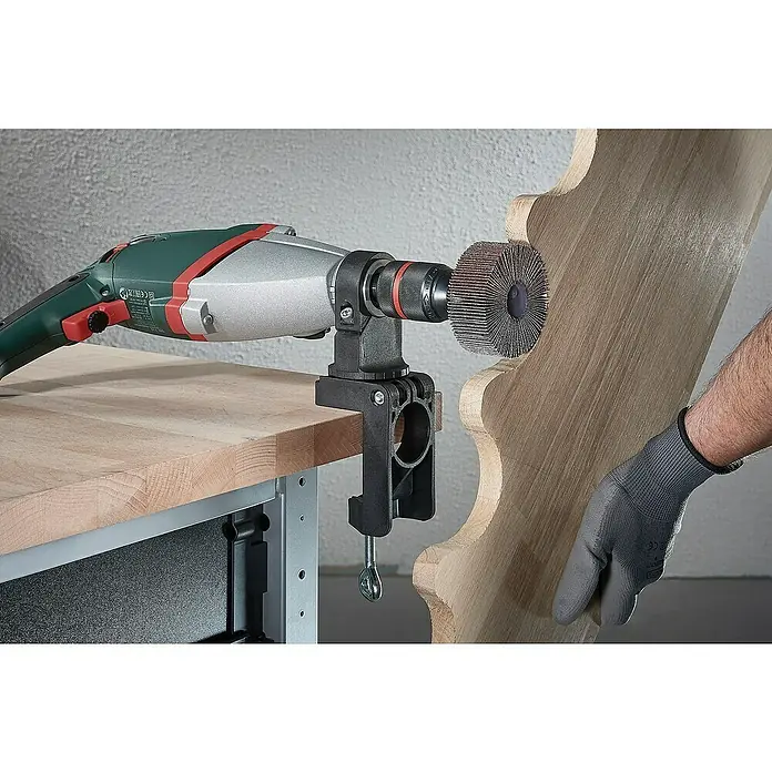 Wolfcraft Fächerschleifer - Körnung: 150, Arbeitsdurchmesser: 60 mm - Eine Metabo Maschine mit Schleifbürste ist auf einer Werkbank befestigt und bearbeitet ein Holzstück.