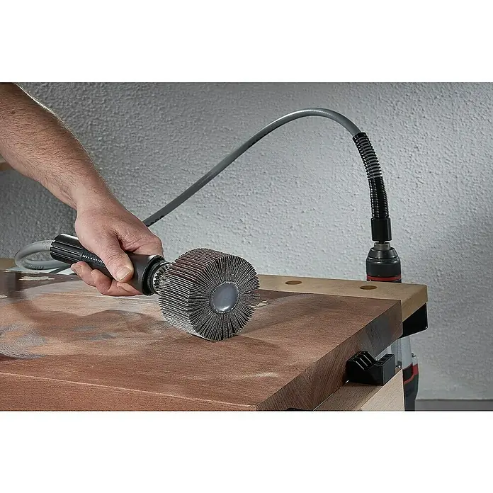 Wolfcraft Fächerschleifer - Körnung: 150, Arbeitsdurchmesser: 60 mm - Nahaufnahme eines Werkzeugs mit Schleifscheibe, das an einer flexiblen Welle befestigt ist, zum Holzschleifen.