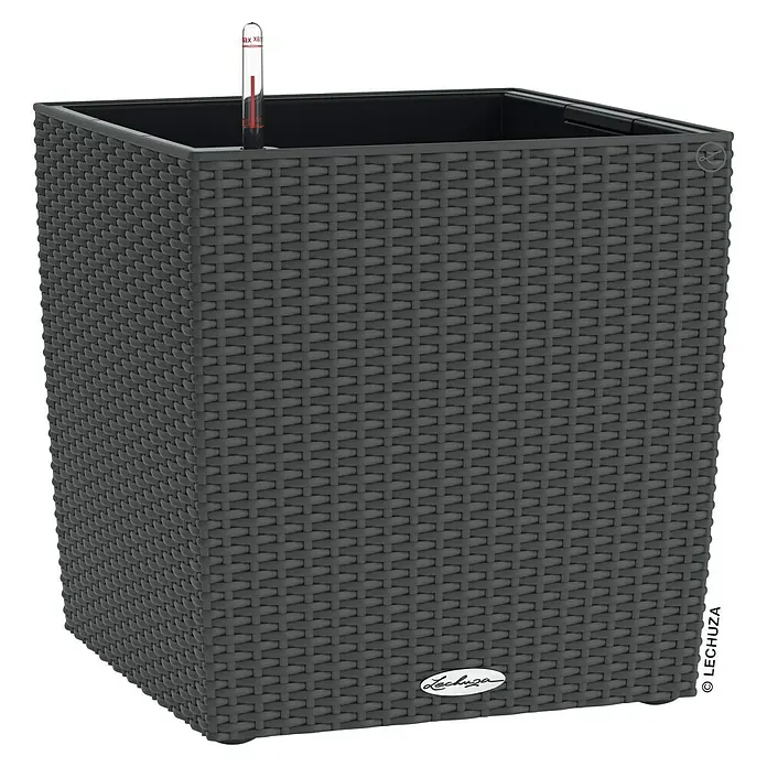 Lechuza Cottage Pflanzkübel eckig CubeAußenmaß (L x B x H): 30 x 30 x 30 cm, Kunststoff, Granit - Das Bild zeigt einen LECHUZA Pflanzkübel im Rattan-Design, ideal für Innen- und Außenbereiche, mit integriertem Wasserstandsanzeiger.