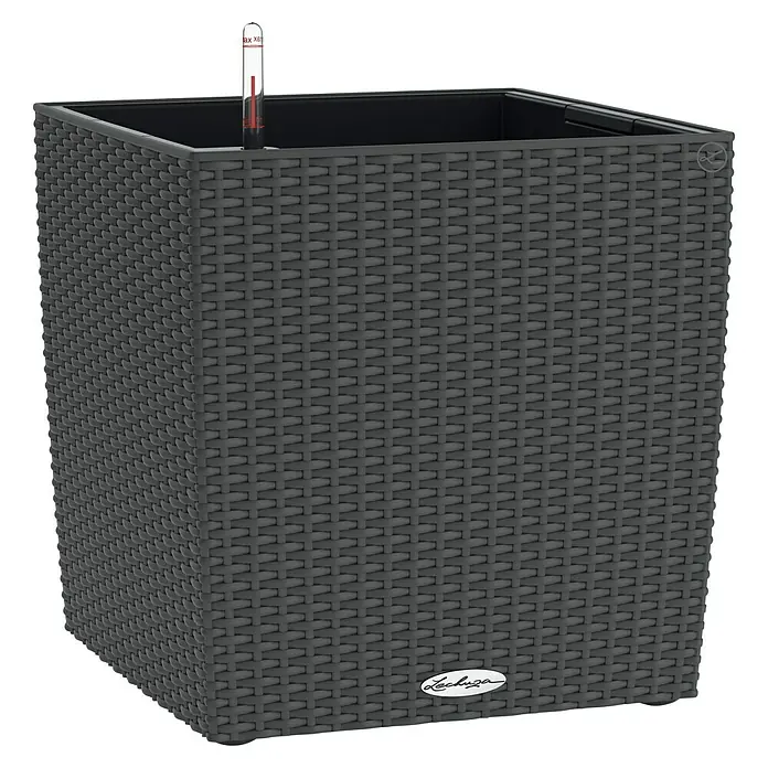 Lechuza Cottage Pflanzkübel eckig Cube - Außenmaß (L x B x H): 30 x 30 x 30 cm, Kunststoff, Granit - Das Bild zeigt einen LECHUZA Pflanzkübel im Rattan-Design, ideal für Innen- und Außenbereiche, mit integriertem Wasserstandsanzeiger.