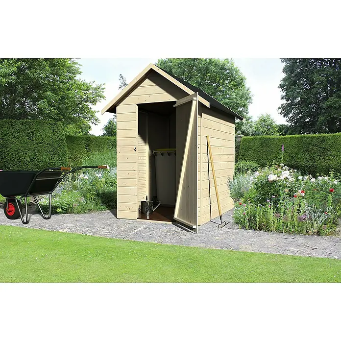 Décor et Jardin Gerätehaus Ambeal - Außenmaß inkl. Dachüberstand (B x T): 149 x 182 cm, Wandstärke: 12 mm, Natur - Ein hölzerner Gartenschuppen mit geöffneter Tür, in dem sich eine Mülltonne befindet, umgeben von einem Garten mit Schubkarre.