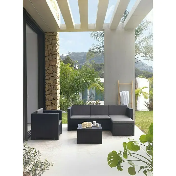 Shaf Conjunto de muebles Manhattan - 3 pzs., Polipropileno, Graphite - Imagen de un moderno conjunto de muebles de exterior con sofá, sillón y mesa, ubicado en un patio con vistas a una exuberante vegetación.