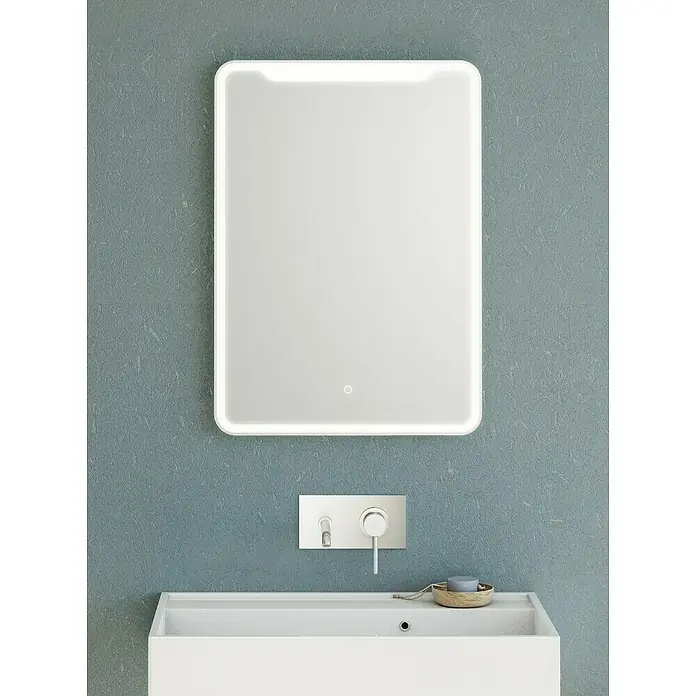 Jokey Lichtspiegel Liguria - 50 x 70 cm, Leuchtmittel - Elegantes Badezimmer-Setup mit einem modernen, rechteckigen Spiegel mit LED-Beleuchtung über einem stilvollen, weißen Waschbecken mit Armatur.