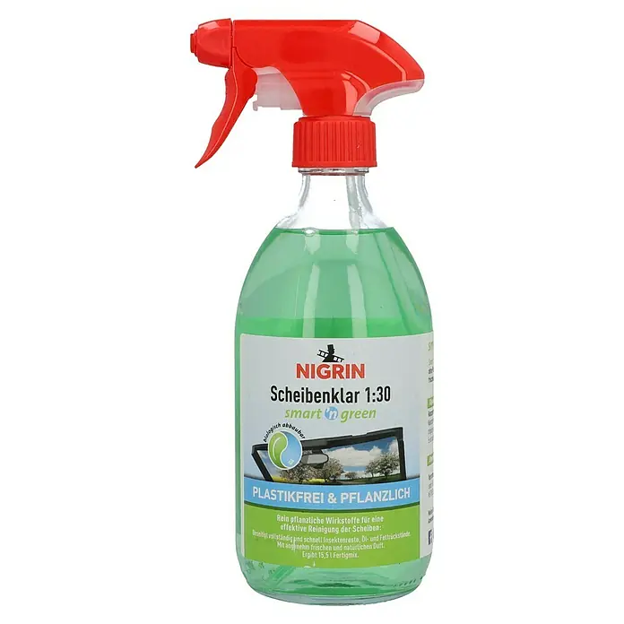 Nigrin Scheibenklar Konzentrat SMART `N GREEN - Natürlich, frischer Duft, Mischungsverhältnis: 1:30, 500 ml - Produktfoto eines Nigrin Scheibenklar 1:30 "smart n green" Fensterreinigers in einer durchsichtigen Flasche mit rotem Sprühkopf.