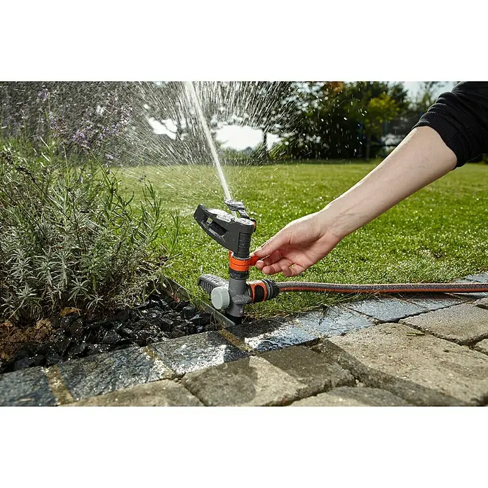 Gardena Comfort Kreisregner - Max. Regnerfläche: 490 m² - Gardena Vielflächenregner zur Bewässerung von Pflanzen. Der Regner ist an einem Gartenschlauch befestigt und wird von einer Hand bedient.