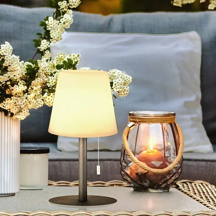 FHL easy Akku-Tischleuchte GARDEN - 2 W, L x B x H: 15 x 15 x 29 cm, Sand, RGBW - Elegante Tischleuchte mit warmem Licht und dekorativer Laterne, perfekt für gemütliche Abende im Freien.