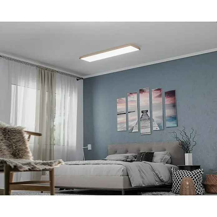Globo Doro LED-Panel Holzoptik - 36 W, 120 x 30 cm, Holzoptik/Graphit, Mehrfarbig - Das Bild zeigt eine moderne LED-Deckenleuchte mit Holzrahmen in einem stilvollen Schlafzimmer. Die Leuchte sorgt für angenehmes Licht.