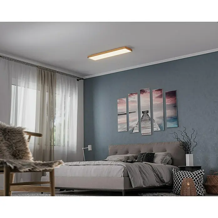 Globo Doro LED-Panel Holzoptik - 24 W, 80 x 20 cm, Holzoptik/Graphit, Warmweiß - Ein stilvolles Schlafzimmer mit einem modernen, rechteckigen Deckenlicht, das warmes Licht spendet und eine gemütliche Atmosphäre schafft.