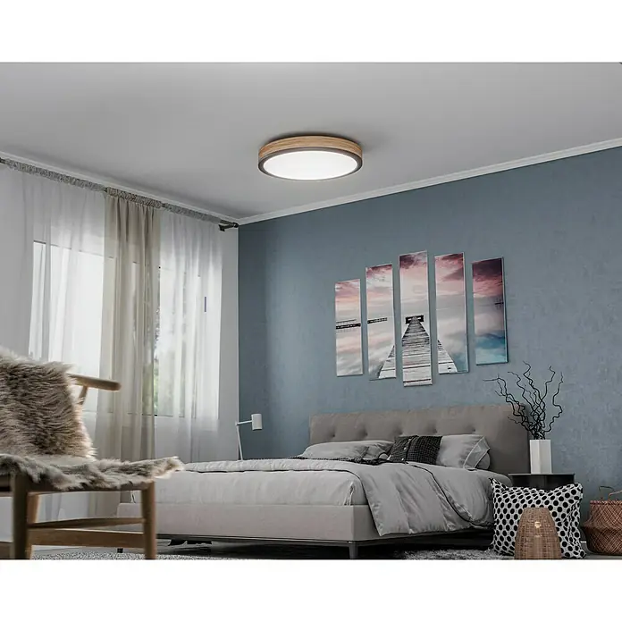 Globo Doro LED-Deckenleuchte rund Holzoptik - 24 W, Durchmesser: 45 cm, Graphit/Holzoptik, Mehrfarbig - Ein modernes Schlafzimmer mit einer runden Deckenleuchte mit Holzrand, die warmes Licht spendet. Das Zimmer strahlt eine gemütliche und einladende Atmosphäre aus.