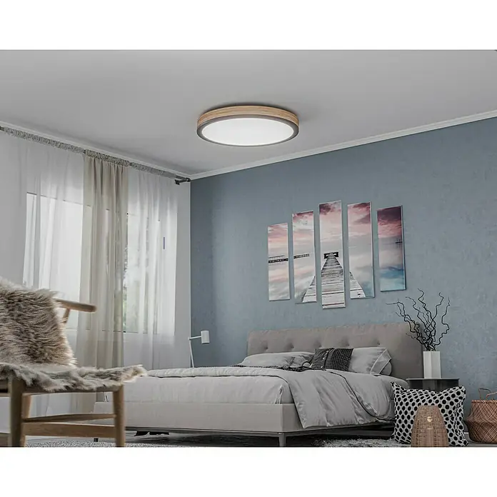 Globo Doro LED-Deckenleuchte rund Holzoptik - 40 W, Durchmesser: 60 cm, Graphit/Holzoptik, Mehrfarbig - Moderne Schlafzimmeransicht mit einer runden Deckenleuchte mit Holzrand, die warmes Licht spendet und eine gemütliche Atmosphäre schafft.