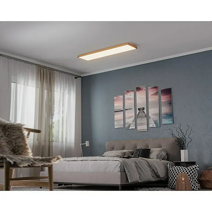 Globo Doro LED-Panel Holzoptik - 36 W, 120 x 30 cm, Holzoptik/Graphit, Mehrfarbig - Deckenleuchte mit Holzrahmen in einem Schlafzimmer, die eine warme und einladende Atmosphäre schafft.