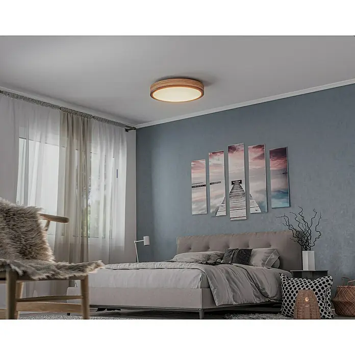Globo Doro LED-Deckenleuchte rund Holzoptik - 24 W, Durchmesser: 45 cm, Graphit/Holzoptik, Warmweiß - Eine moderne Schlafzimmeransicht mit einer runden Holzdeckenleuchte, die warmes Licht spendet und für eine gemütliche Atmosphäre sorgt.