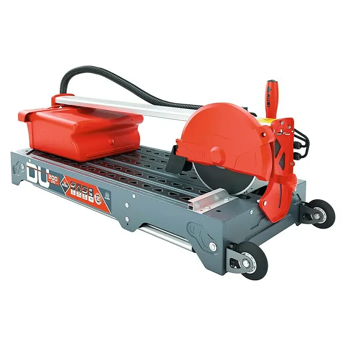 Rubi Cortador de azulejos eléctrico DU-200 EVO - 750 W, Longitud de corte máx.: 650 mm, Profundidad de corte a 90 °: 30 mm - Imagen de una cortadora de azulejos con protector rojo y depósito de agua. El dispositivo es gris y tiene ruedas para facilitar el transporte.