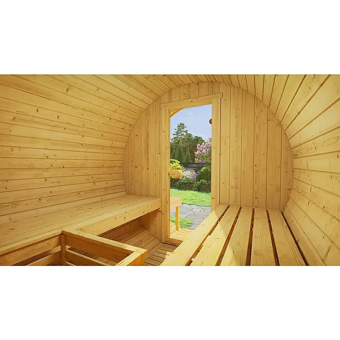 Weka Fasssauna 198 - Ohne Ofen, L x B x H: 186,6 x 210,5 x 217,5 cm - Innenansicht einer Holzfass-Sauna mit Bänken und Blick ins Grüne durch die offene Tür. Die Sauna ist hell und einladend gestaltet.