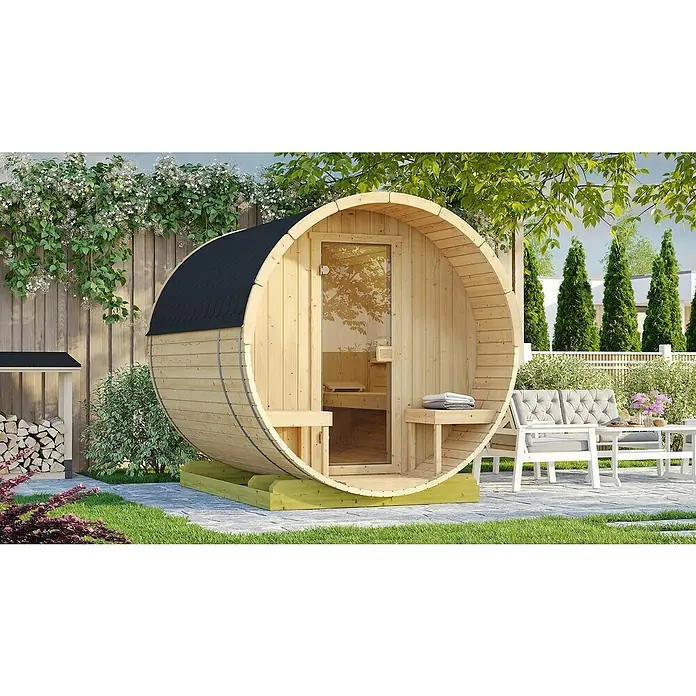 Weka Fasssauna 198 - Ohne Ofen, L x B x H: 186,6 x 210,5 x 217,5 cm - Ein Fass-Sauna-Bausatz aus Holz mit schwarzem Dach und einer Glastür, umgeben von Grün. Ideal für den Garten, bietet Entspannung und Wellness.