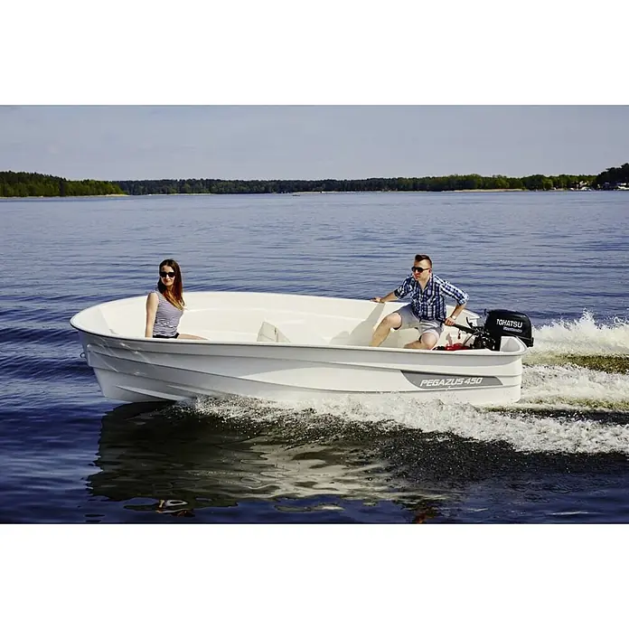 PEGAZUS GFK-Boot 450 Basic - Ohne Motor, Geeignet für: Max. 5 Personen, CE-Klasse C - Ein weißes Pegazus 450 Boot mit zwei Personen auf einem See.