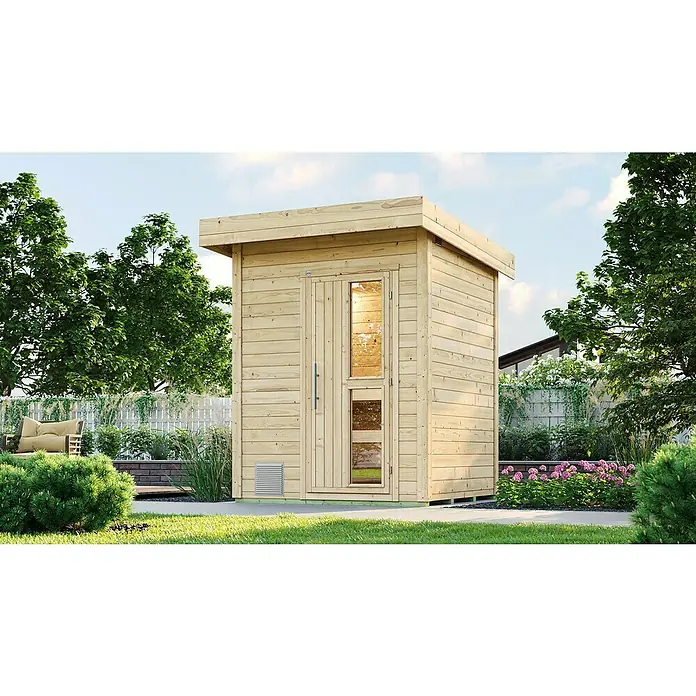 Weka Saunahaus Naantali - Mit 9,0 kW Kompakt-Ofen mit integrierter Steuerung, L x B x H: 186,6 x 186,6 x 253 cm - Diese Aufnahme zeigt eine moderne Holzsauna mit Glasdetails, die in einem Garten mit üppiger Vegetation steht.