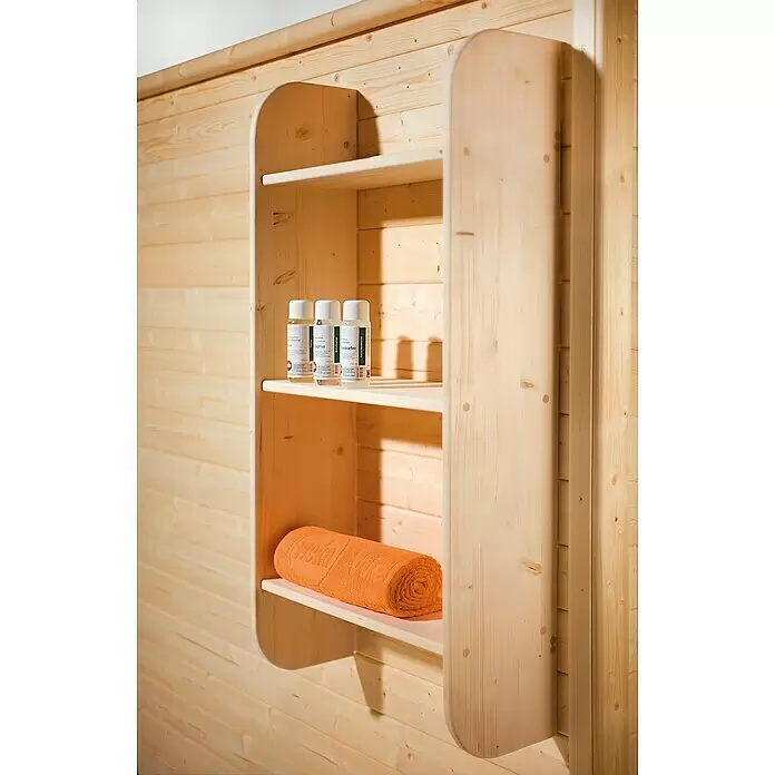 Weka Wandregal - L x B x H: 9 x 27 x 123 cm - Helles Sauna-Holzregal, integriert in eine Wand, mit drei ätherischen Ölen und einem gerolltem orangefarbenen Handtuch.