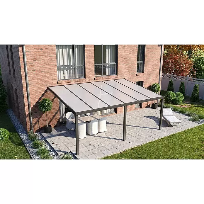Lexan Stegplatte S3P 16 - L x B: 3.500 x 980 mm, Polycarbonat, Opal - Anthrazitfarbene Pergola mit lichtdurchlässigen Dachplatten überdacht eine an ein Ziegelhaus angebaute Terrasse.