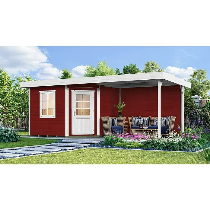 Weka Saunahaus Salo - Ohne Ofen, Rot, L x B x H: 298 x 601 x 237 cm - Ein charmantes, rotes Gartenhaus mit überdachter Veranda und weißen Akzenten, umgeben von gepflegtem Rasen und bunten Blumen. Ideal für entspannte Stunden im Freien.
