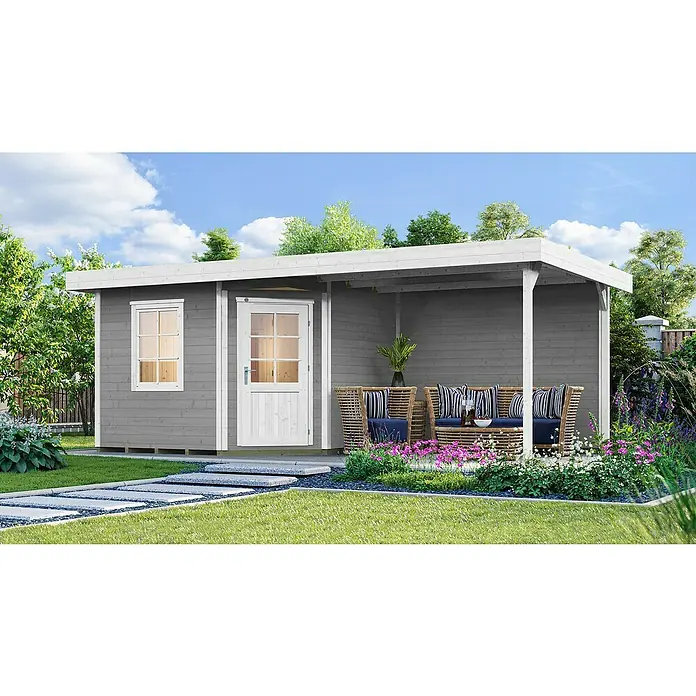 Weka Saunahaus Salo - Ohne Ofen, Grau, L x B x H: 298 x 601 x 237 cm - Ein graues Gartenhaus mit weißer Tür und Fenster, umgeben von einem gepflegten Garten mit Blumen und Steinstufen.