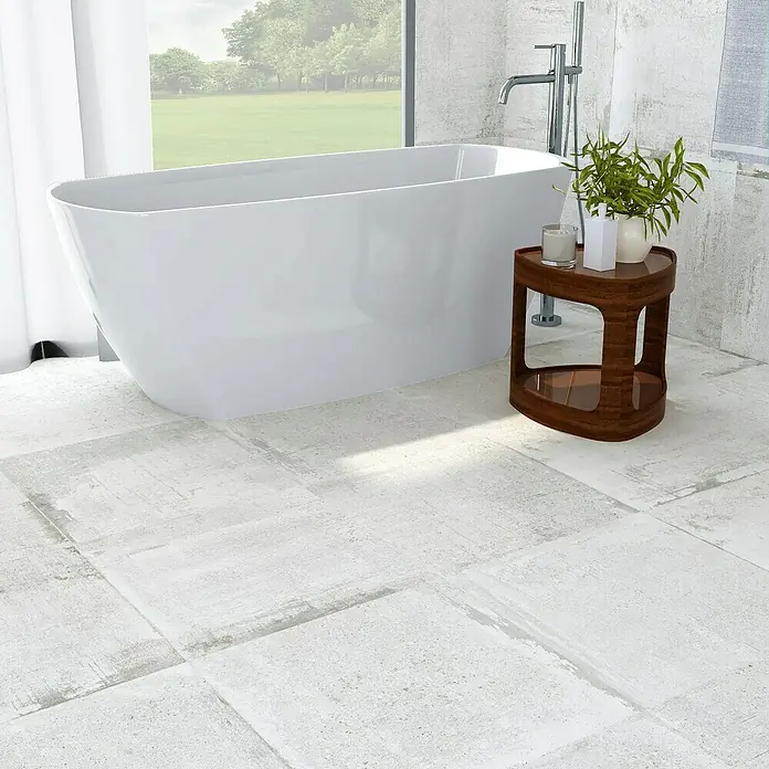 Feinsteinzeugfliese Bond White - 60 x 60 cm, Weiß, Matt - Badezimmer mit einer freistehenden Badewanne und einem Holztisch mit Pflanze und Kerze.