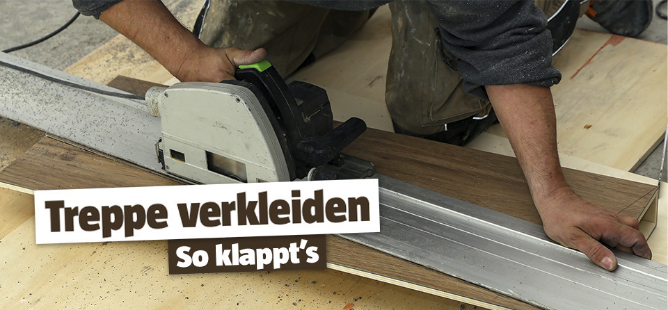 Handwerker beim Zuschneiden von Material fürs Treppe verkleiden