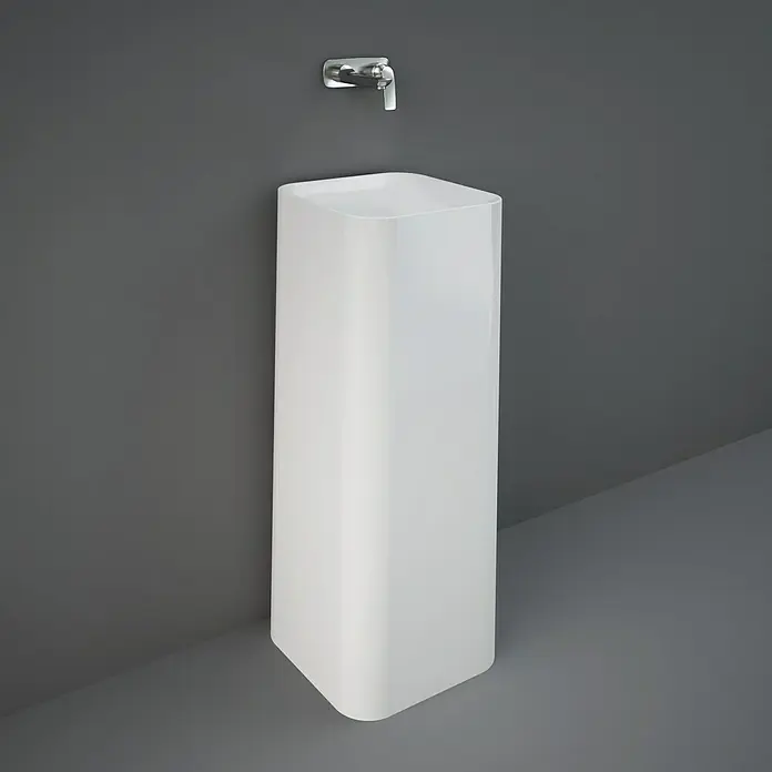 RAK Ceramics Waschtisch Petit36 x 36 cm, Ohne Spezialglasur, Hahnloch: Ohne, Ohne Überlauf, Weiß, Glänzend - Bild eines modernen, freistehenden Waschbeckens aus weißer Keramik mit minimalistischem Design und einer Armatur an der Wand.
