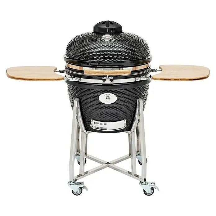 Flame Rock  Holzkohlegrill Kamado 24 Pro - Durchmesser Grillfläche: 52 cm, Schwarz - Ein detailreiches Bild eines schwarzen Keramikgrills mit Seitentischen und einem stabilen Edelstahlgestell auf Rädern.