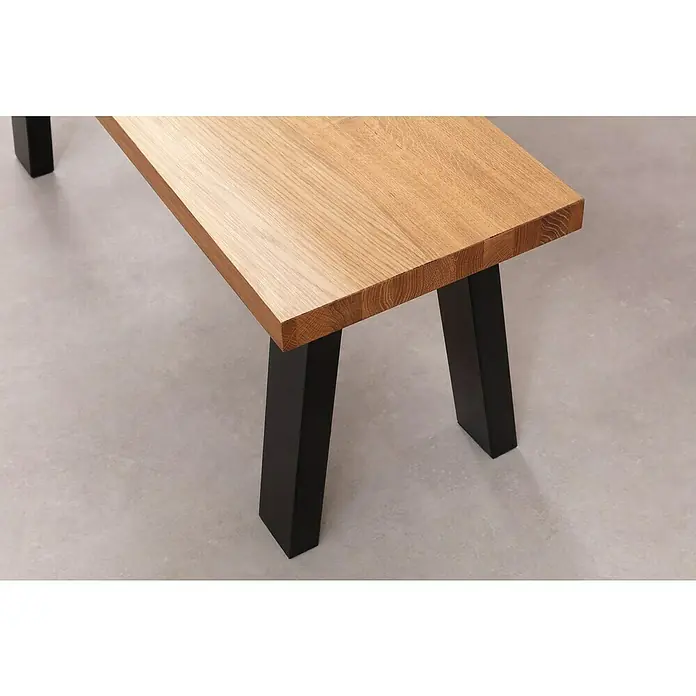 Pur Iternal Select Tischbein - 330 x 100 x 390 mm, Schwarz, U-Form - Nahaufnahme einer modernen Holzbank mit schwarzen Beinen, die ein schlichtes und stilvolles Design für den Innenbereich zeigt.