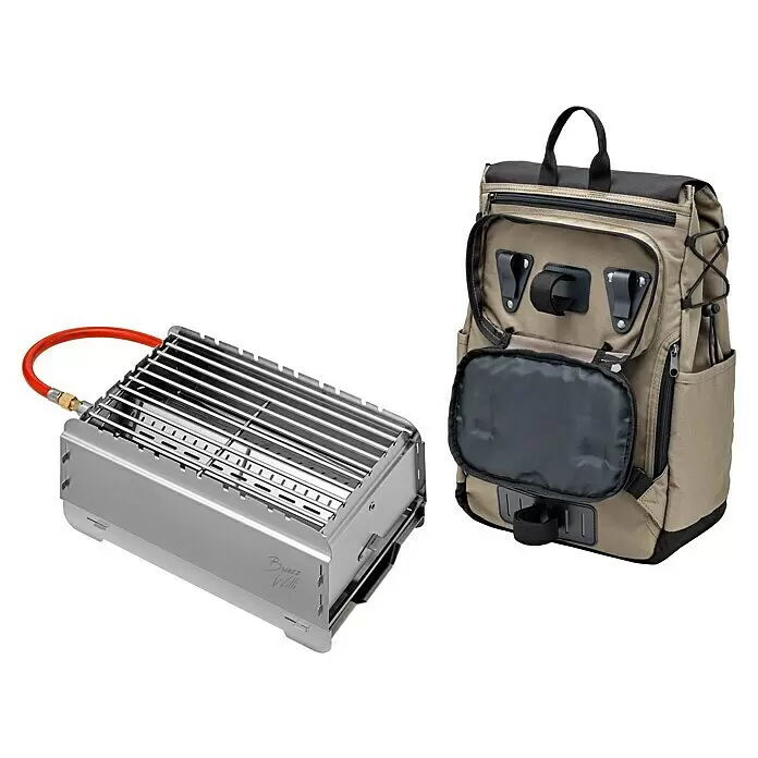 Bruzz Willi Gasgrill BW 1.1 - Fahrrad Edition - Grillfläche (B x T): 39 x 19,5 cm, 3,5 kW, Anzahl Brenner: 1 Stk. - Tragbarer Gasgrill aus Edelstahl mit rotem Schlauch neben einem khaki-schwarzen Outdoor-Rucksack.
