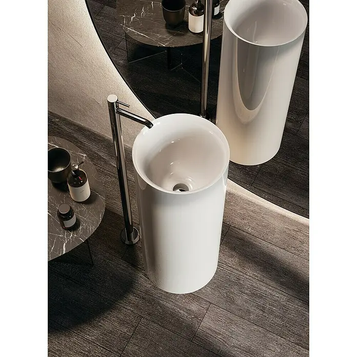 RAK Ceramics Waschtisch PetitDurchmesser: 36 cm, Ohne Spezialglasur, Hahnloch: Ohne, Ohne Überlauf, Weiß, Glänzend - Elegantes Badezimmer-Interieur mit zwei freistehenden, zylindrischen Waschbecken in Weiß und Armaturen in Chrom, ergänzt durch dunkle Marmortische.