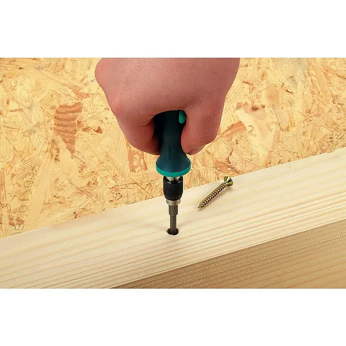 Wolfcraft Schraubendreherklinge Solid - PZ 2, Länge: 89 mm - Eine Hand schraubt eine Schraube mit einem grünen Schraubenzieher in ein Holzbrett, nebenan liegt eine goldene Schraube.