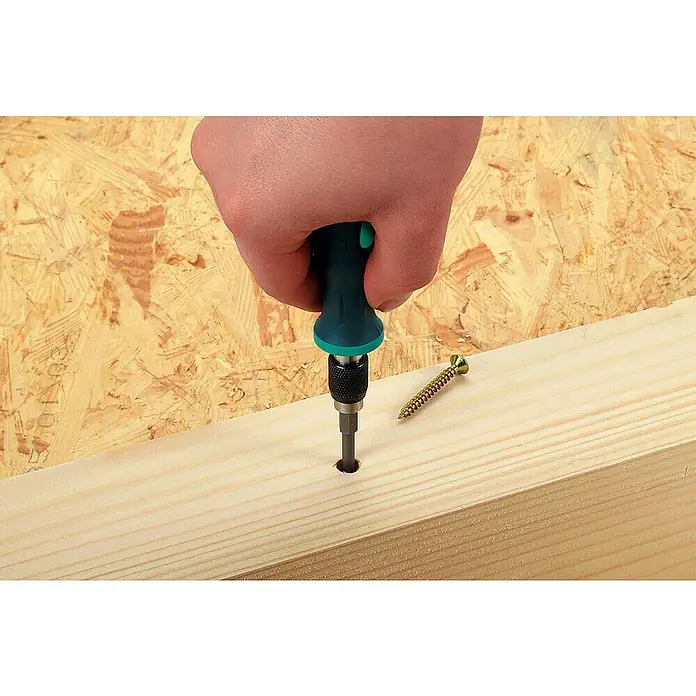 Wolfcraft Schraubendreherklinge Solid - TX 10, Länge: 89 mm - Ein Schraubenzieher wird in ein Holzbrett geschraubt. Der Schraubenzieher hat einen grünen Griff. Eine goldene Schraube liegt daneben bereit.