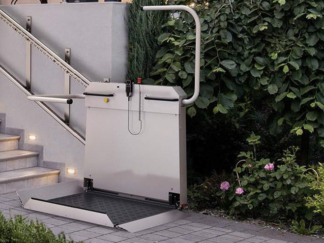 Sanitrans Hublift für Rollstühle