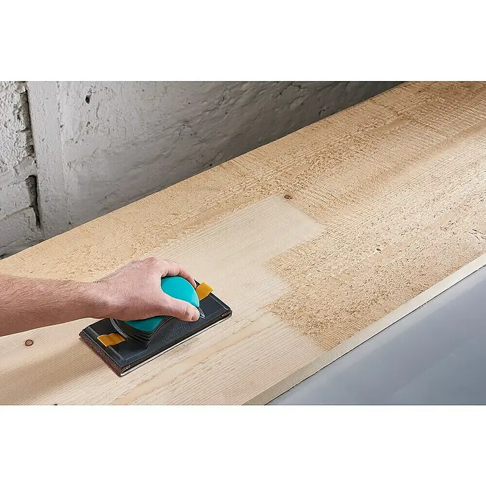 Wolfcraft Schleifpapier - Breite: 115 mm, Körnung: 80 - Nahaufnahme eines Wolfcraft Handschleifklotzes beim Schleifen eines Holzbretts, das die Effizienz und Benutzerfreundlichkeit des Werkzeugs hervorhebt.