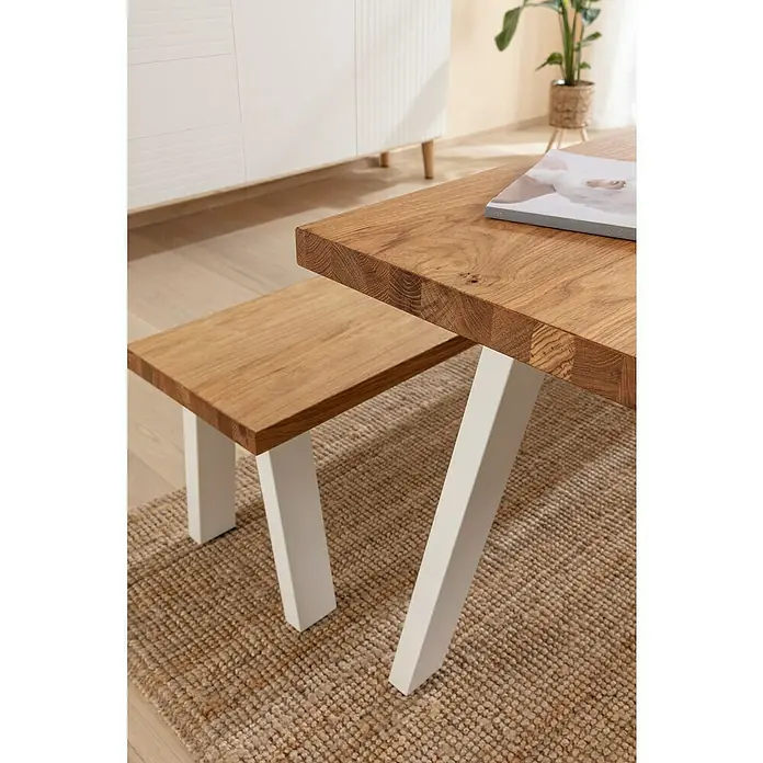 Pur Iternal Select Tischbein - 330 x 100 x 390 mm, Weiß, U-Form - Nahaufnahme von einem Esstisch mit Holztischplatte und einer Bank mit weißen Beinen auf einem Teppich.