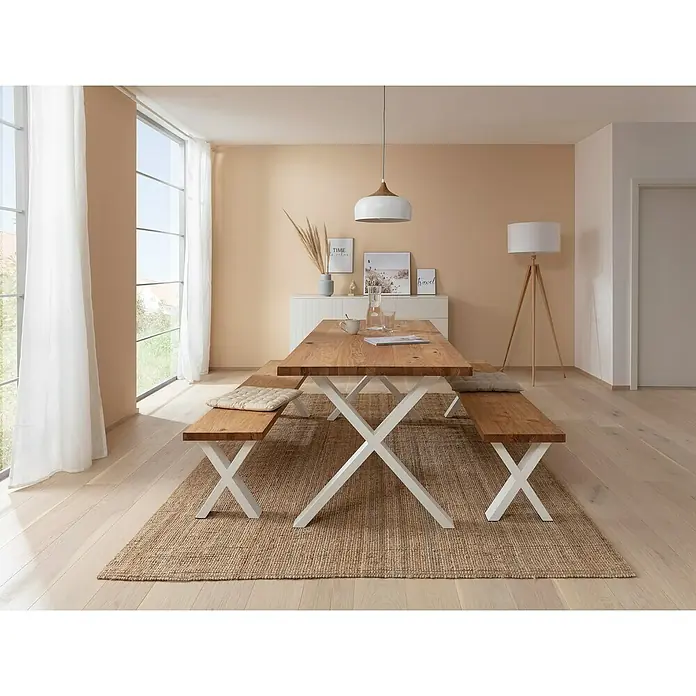 Pur Iternal Select Tischbein - 330 x 100 x 390 mm, Weiß, X-Form - Ein heller Speisesaal mit einem Holztisch und Bänken auf einem Teppich. Die Einrichtung ist modern und einladend.