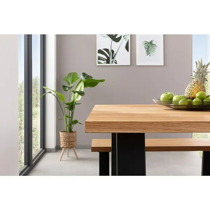 Pur Iternal Select Tischplatte - 230 x 125 x 4 cm, Eiche - Elegantes Esszimmer mit einem Holztisch, dekoriert mit frischen Früchten und Pflanzen, die eine warme und einladende Atmosphäre schaffen.