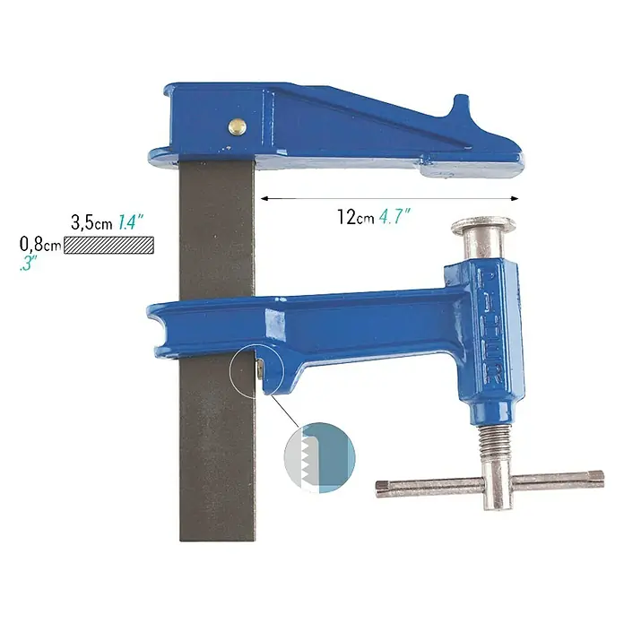 Piher Sargento F-40 - Anchura de sujeción: 400 mm, Fuerza de tensión: 9.000 N, Apertura máxima: 120 mm - Primer plano de una abrazadera de madera azul con medidas de capacidad de mordaza y grosor del riel.