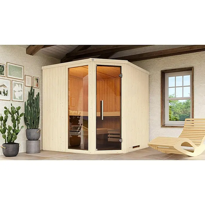 Weka Elementsauna Varberg Trend - Ohne Ofen, L x B x H: 194 x 194 x 199 cm, Mit Fensterelement - Helle Holzsauna mit Glastür und Fenster neben einer Holzliege, umgeben von Pflanzen und stilvollen Dekorationen.