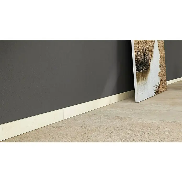 Sockelfliese Premium Marble - 7 x 80 cm, Beige, Glänzend - Wanddetails mit Sockelleisten in neutralen Farben, die ein sauberes, modernes Aussehen erzeugen und die Textur hervorheben.
