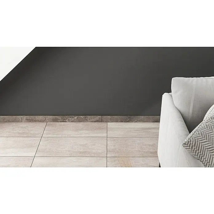 Sockelfliese Premium Marble - 7 x 80 cm, Grau, Glänzend - Detailaufnahme einer Bodenfliese in einem Haus mit modernem Design, die die Eleganz und das stilvolle Aussehen des Produkts hervorhebt.