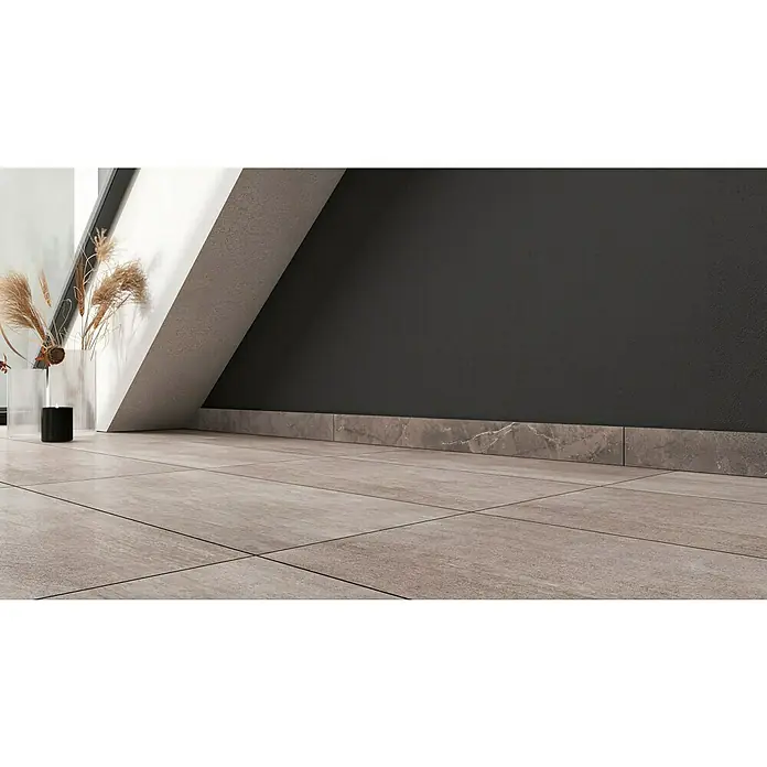 Sockelfliese Premium Marble - 7 x 80 cm, Grau, Glänzend - Innenraum mit Fliesenboden in einem modernen Design, ergänzt durch eine elegante Dekoration mit einer stilvollen Vase und Zierpflanzen.