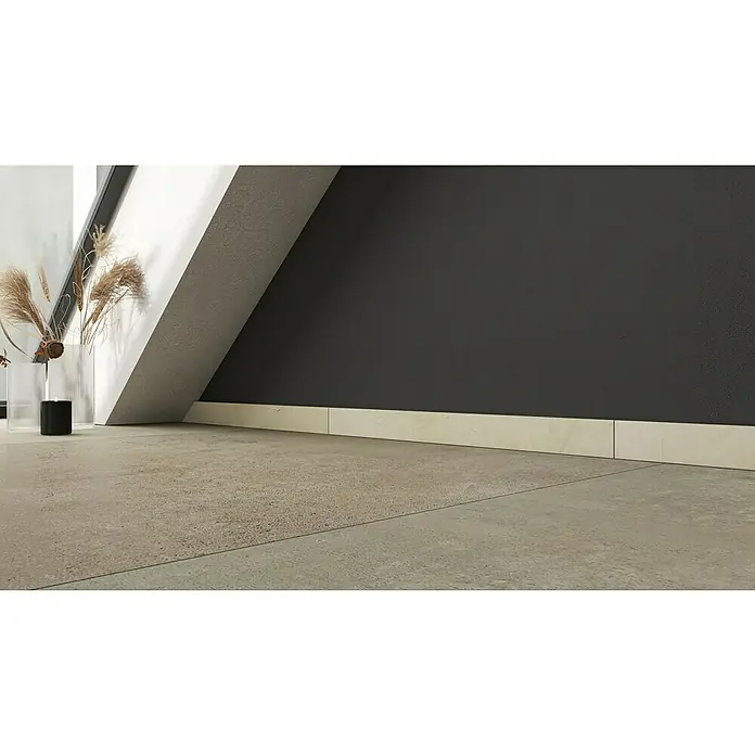 Sockelfliese Premium Marble - 7 x 80 cm, Beige, Glänzend - Ein Innenraumfoto zeigt einen Boden mit beigen Fliesen und einer dekorativen Bordüre, vor einer dunklen Wand und neben einer modernen Treppe.