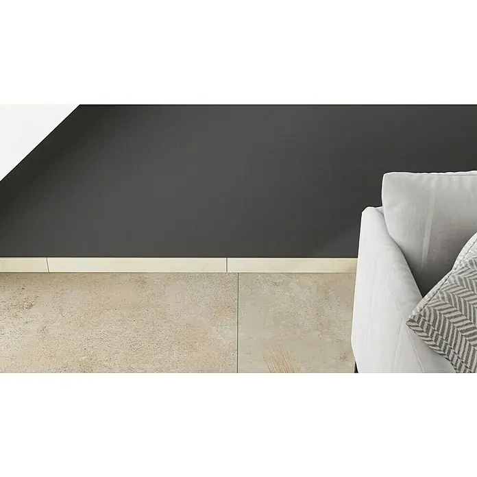 Sockelfliese Premium Marble - 7 x 80 cm, Beige, Glänzend - Nahaufnahme eines hellen, strukturierten Steinbodens, der eine neutrale Basis unter einem modernen, minimalistischen Raumdesign bildet.